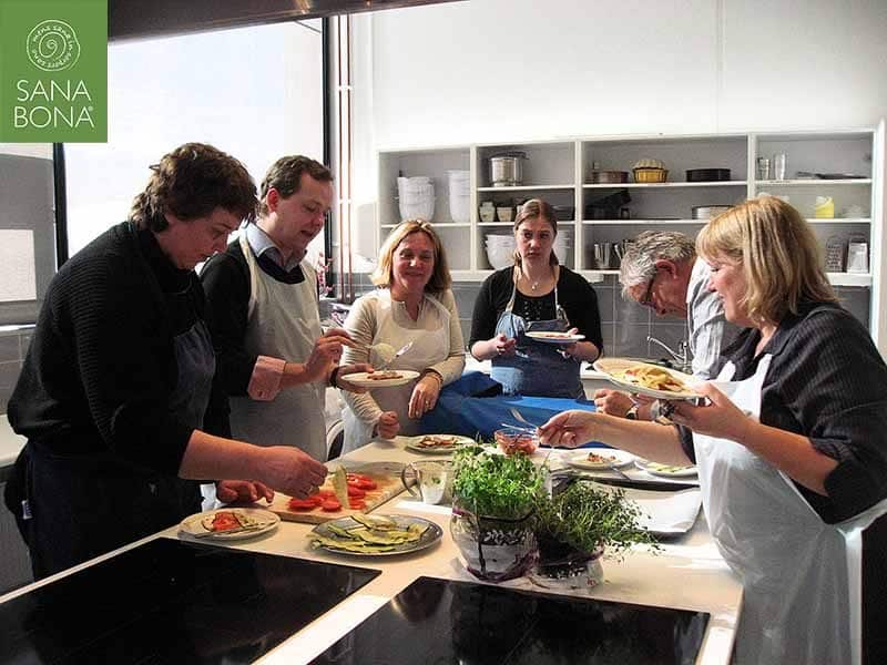 Raw food kurs, matlaging med studenter på HIAK