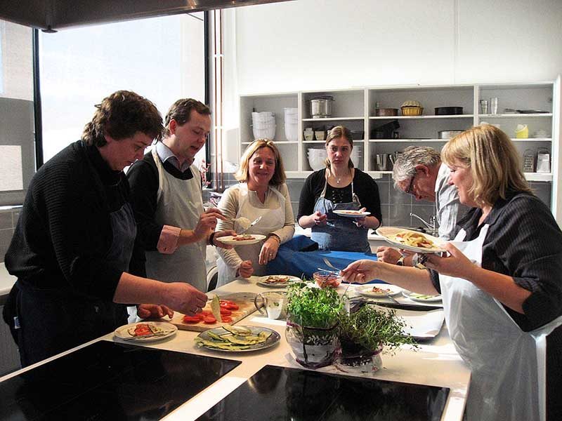 Raw food kurs og matlaging med studenter på Restaurant Matfag på Høyskolen i Akershus
